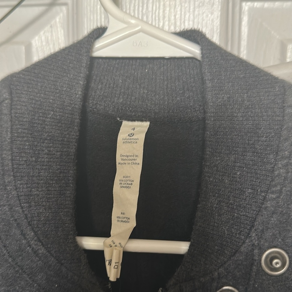 Stylish Black Jacket - image 2